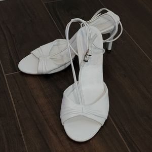 Size 8 White Antonio Melanie 3.5" Heels